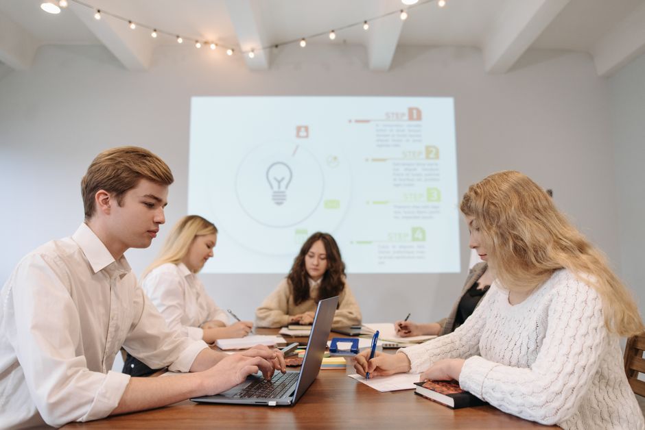 Dozentin erklärt Online-Marketing Inhalte in einem Kurs